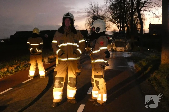 Auto vliegt onder het rijden in brand
