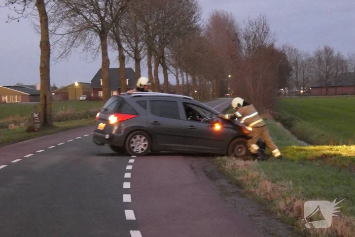 Auto vliegt onder het rijden in brand