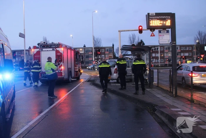 Automobilist Rijdt bushokje aan diggelen