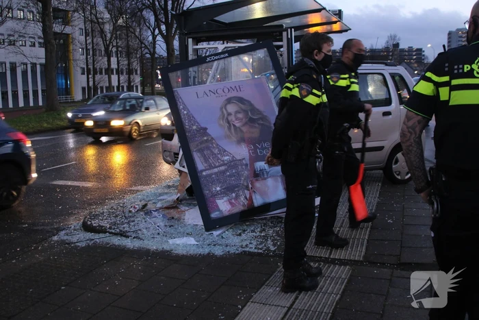 Automobilist Rijdt bushokje aan diggelen
