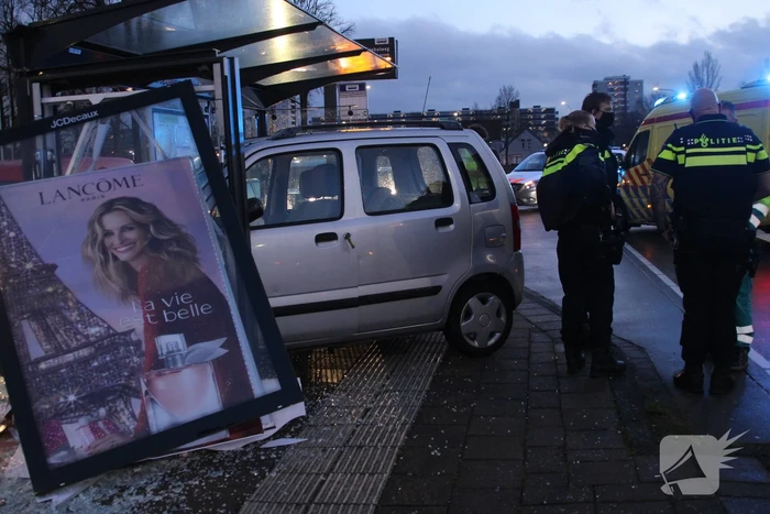 Automobilist Rijdt bushokje aan diggelen
