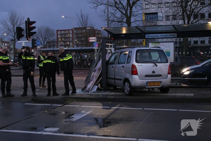 Automobilist Rijdt bushokje aan diggelen