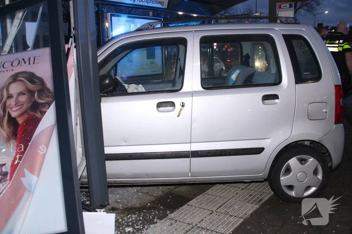Automobilist Rijdt bushokje aan diggelen