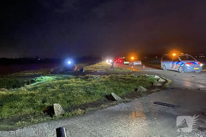 Auto eindigt in sloot bij aanrijding