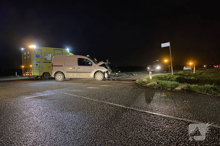 Auto eindigt in sloot bij aanrijding