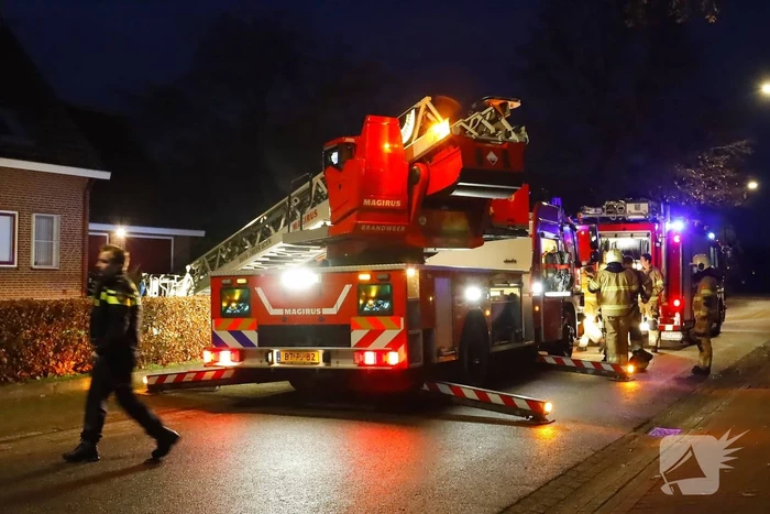 Bewoners proberen zelf brand te blussen