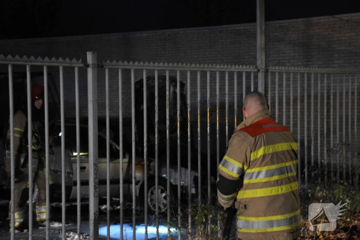 Auto mogelijk aangestoken bij autobedrijf Metz
