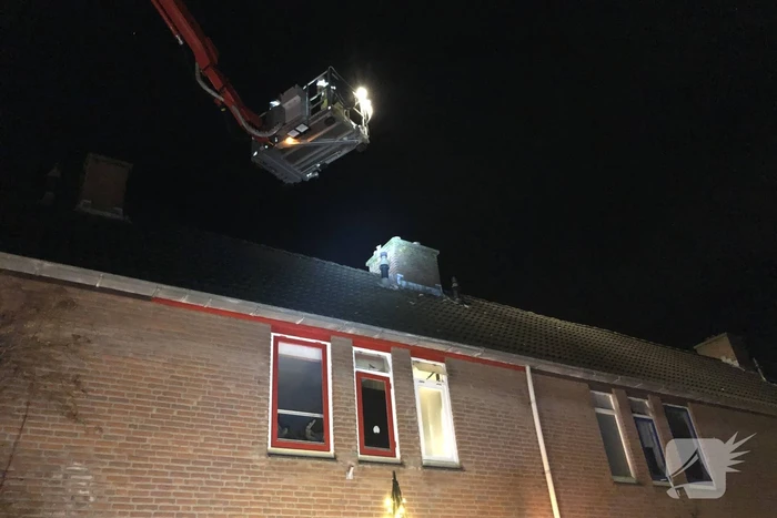 Kat valt van schrik in schoorsteenpijp