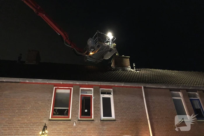 Kat valt van schrik in schoorsteenpijp