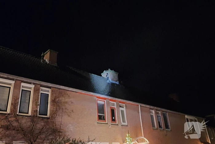 Kat valt van schrik in schoorsteenpijp