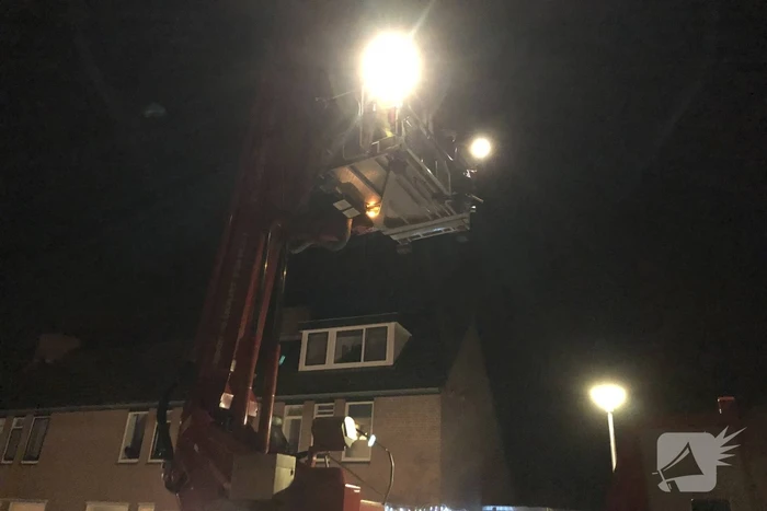 Kat valt van schrik in schoorsteenpijp