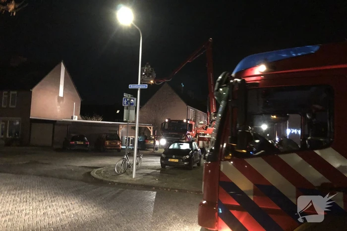 Kat valt van schrik in schoorsteenpijp