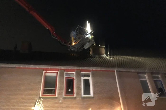 Kat valt van schrik in schoorsteenpijp