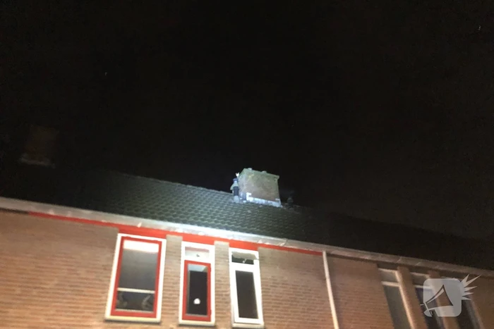 Kat valt van schrik in schoorsteenpijp