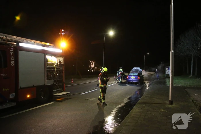 Auto brandt volledig uit