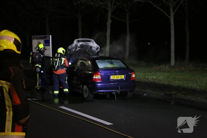 Auto brandt volledig uit