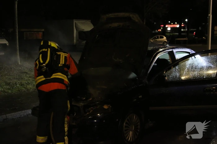 Auto brandt volledig uit