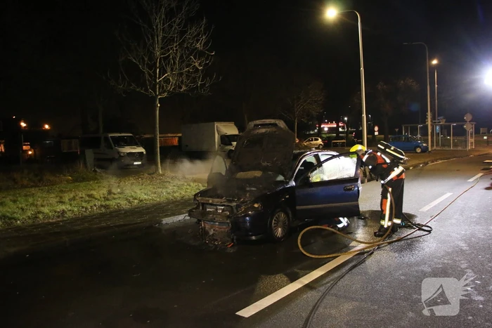 Auto brandt volledig uit