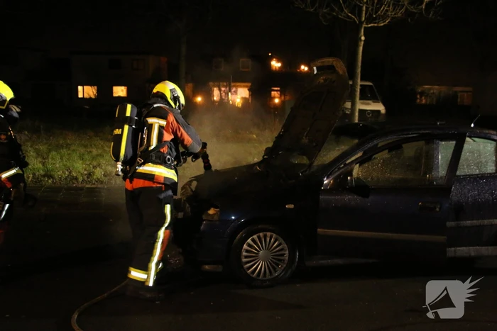 Auto brandt volledig uit