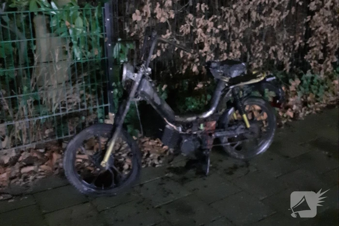Scooter naast heg uitgebrand