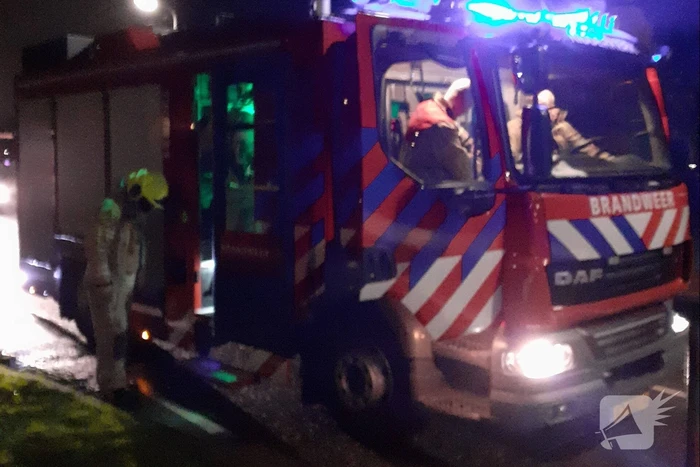 Scooter naast heg uitgebrand