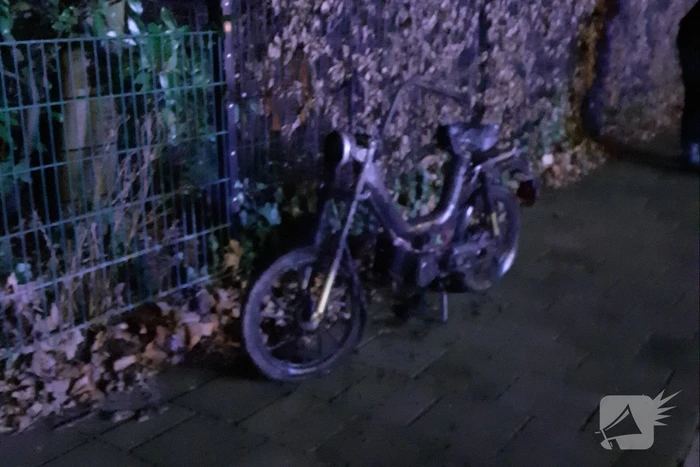 Scooter naast heg uitgebrand