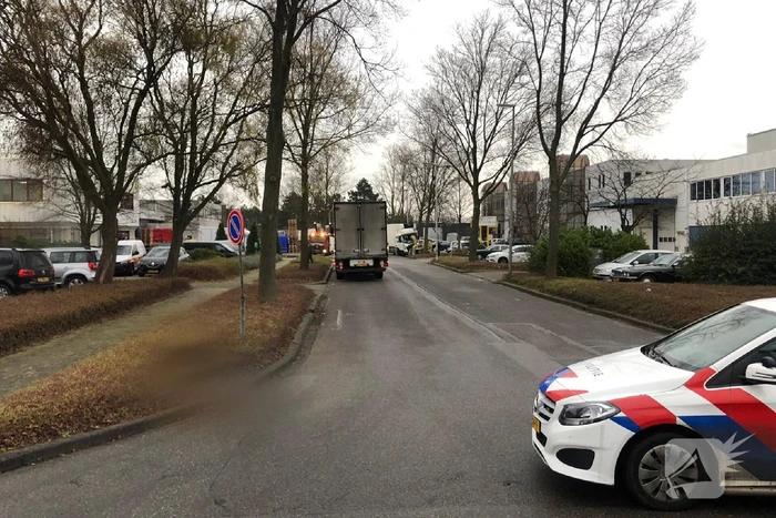 Vrachtwagen crasht tegen boom