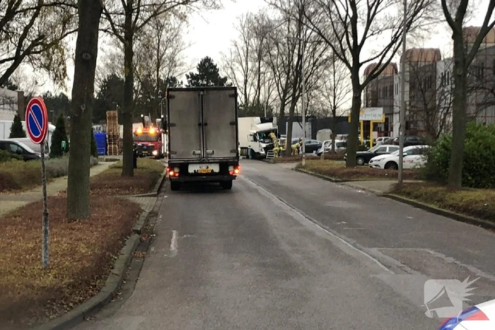 Vrachtwagen crasht tegen boom