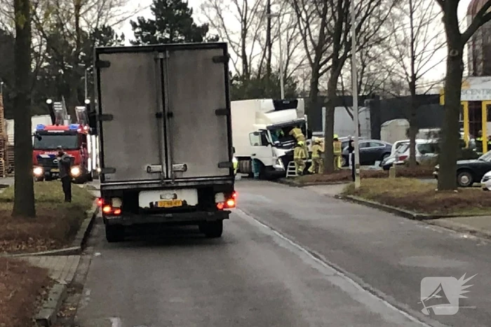 Vrachtwagen crasht tegen boom