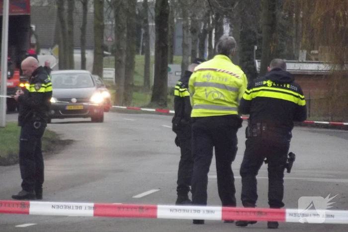 Pick-up truck eindigt tegen boom