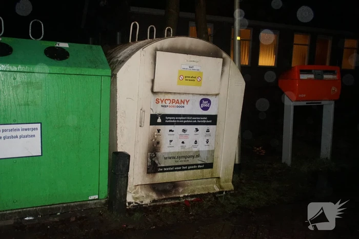 Brand in kledingcontainer snel geblust