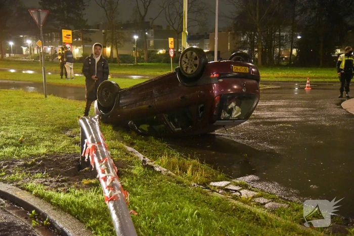 Auto eindigt op dak