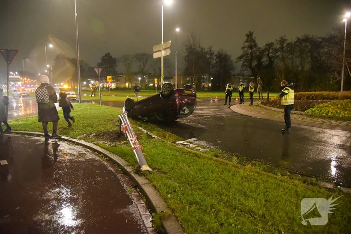 Auto eindigt op dak