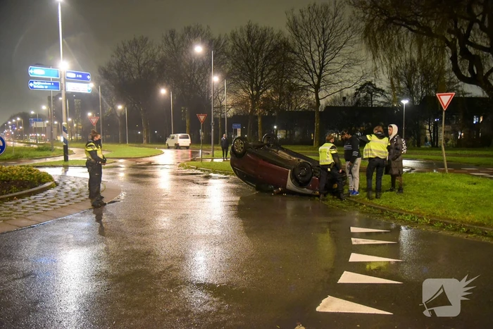 Auto eindigt op dak