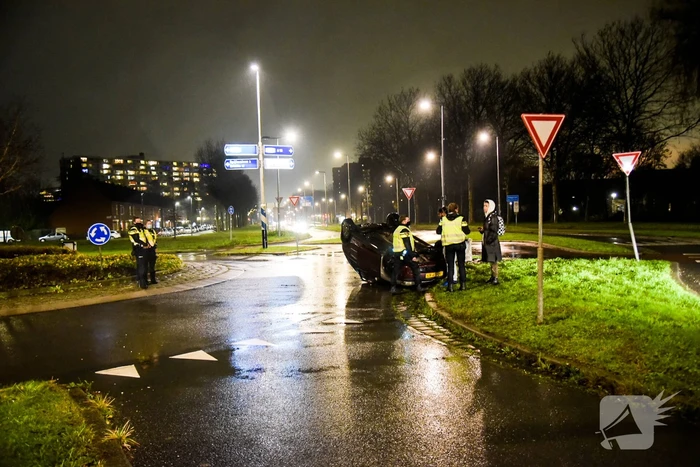 Auto eindigt op dak
