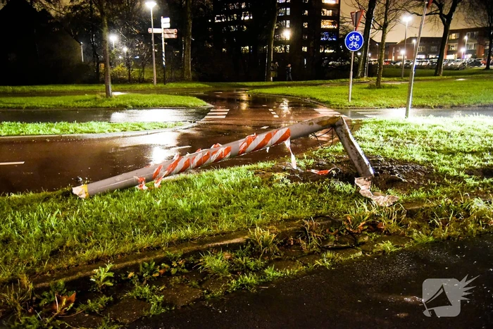 Auto eindigt op dak