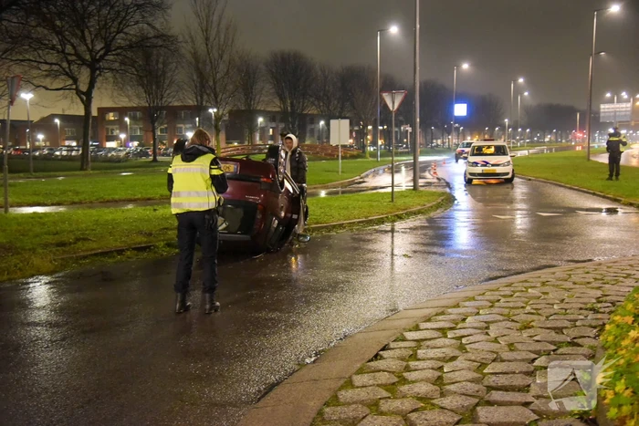 Auto eindigt op dak