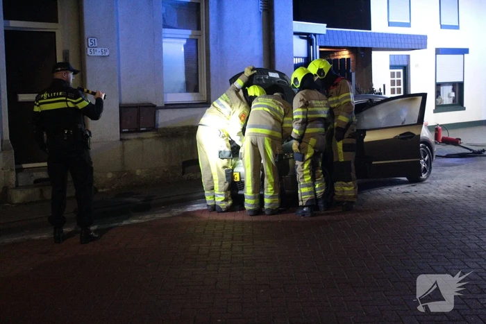 Auto loopt veel schade op bij brand