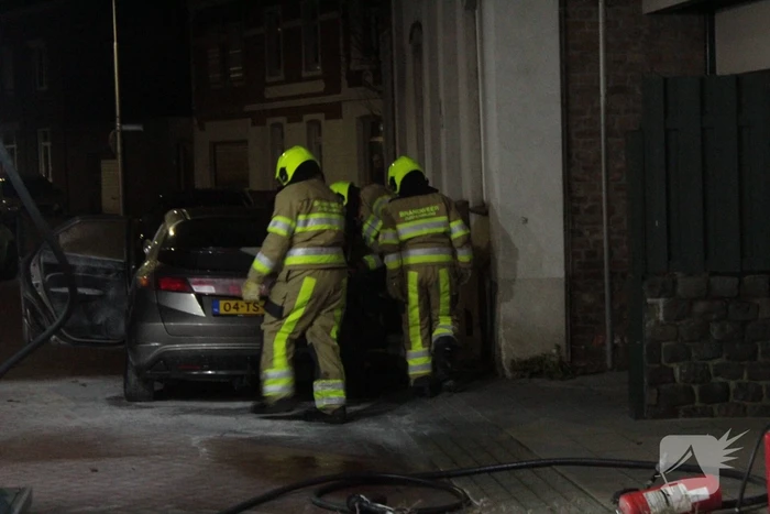 Auto loopt veel schade op bij brand
