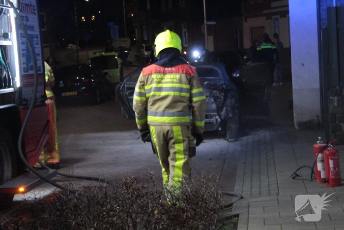 Auto loopt veel schade op bij brand