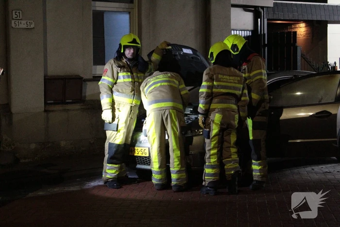 Auto loopt veel schade op bij brand