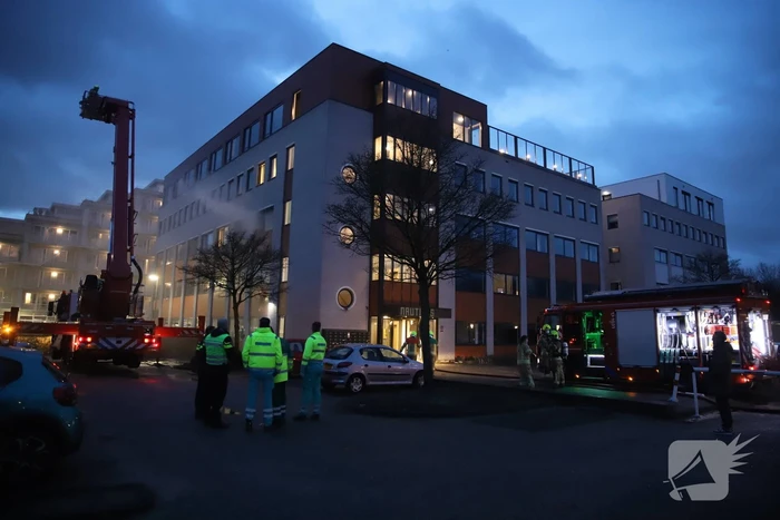 Appartementencomplex vol rook door brand