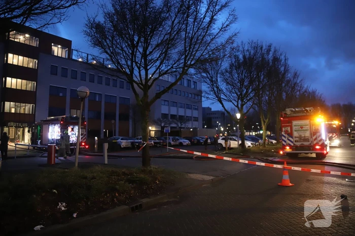 Appartementencomplex vol rook door brand