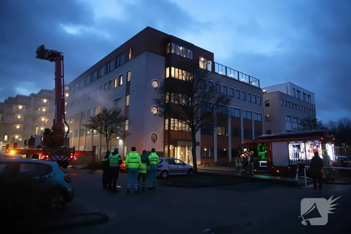 Appartementencomplex vol rook door brand