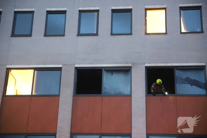 Appartementencomplex vol rook door brand