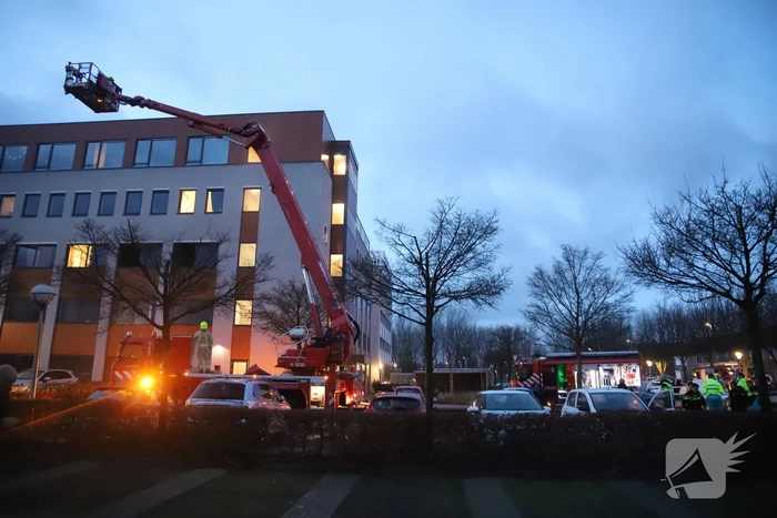 Appartementencomplex vol rook door brand
