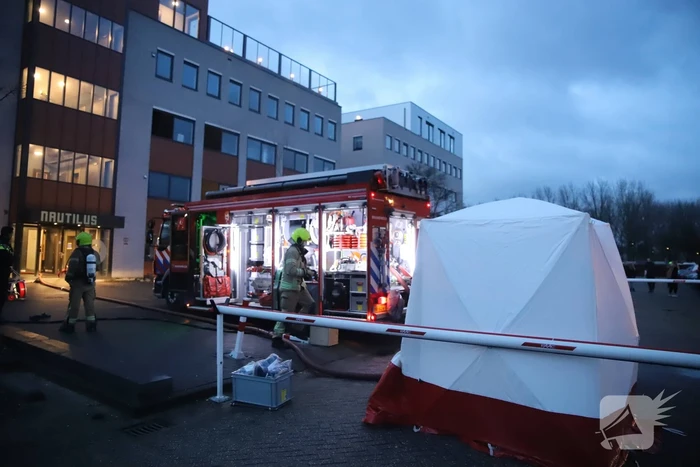 Appartementencomplex vol rook door brand