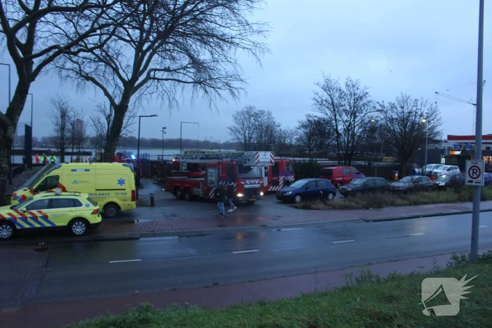 Auto rijdt Nieuwe Maas in