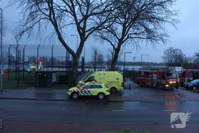 Auto rijdt Nieuwe Maas in