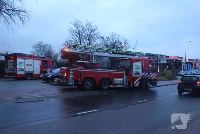 Auto rijdt Nieuwe Maas in